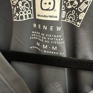 Wonder wink renew women’s size medium gray yoga scrub top